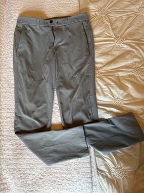 lululemon athletica brand Men's Gray Size 30 pants/Chinos. Pockets. Neat pattern
